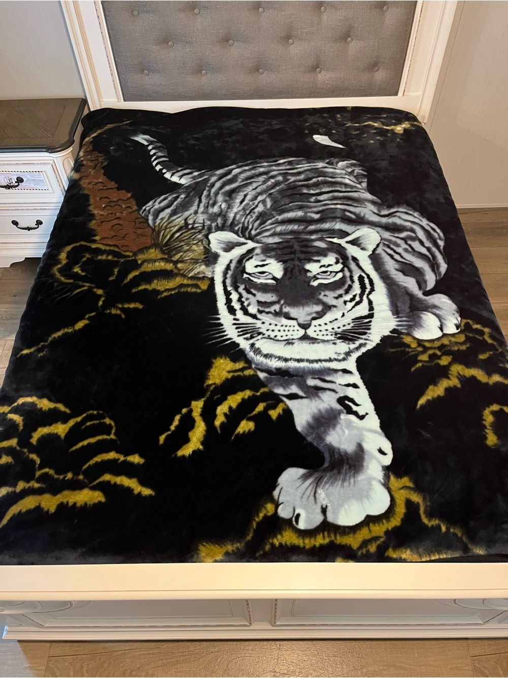 Vintage White Tiger Blanket Heavy Plush Style Reversible Queen Size Mancave Core